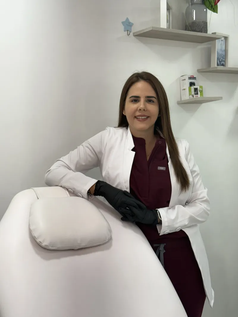 La Dra. Arlette Ortega, médica estética en Bucaramanga, en su consultorio